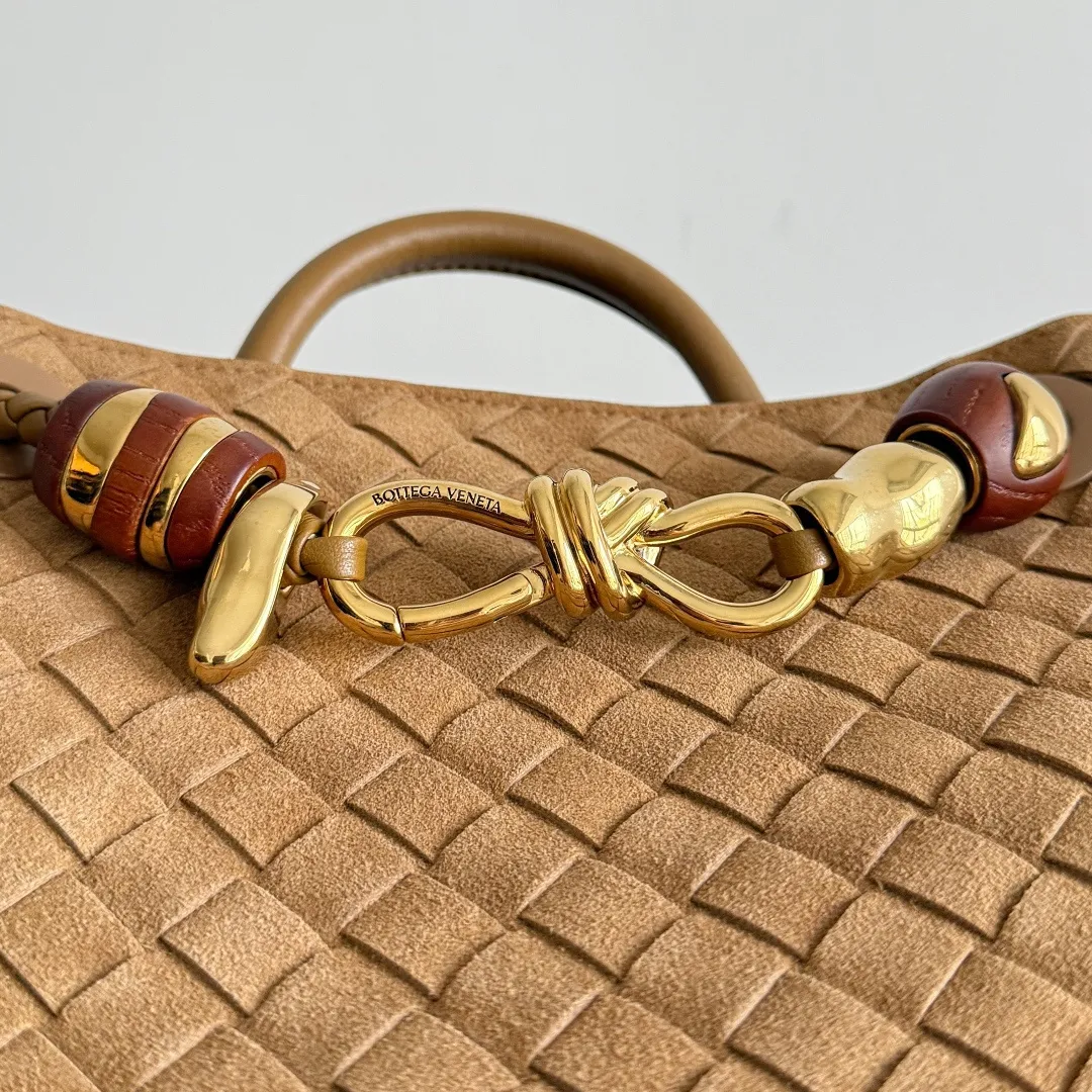The new Andiamo batch of 3060 BV is shipped‼ ️The classic intercciato weaving process is used to create a soft bag, the metal knot is made of micro-cast aluminum using jewelry technology🪢, and the decorative beads are made of metal and hand-polished oak, allowing you to jump repeatedly between elegance and fun💃, making it unpredictable. Classic and versatile, it shows off your temperament, and the bag has a large capacity, making it very convenient for daily commuting! It has a variety of carrying methods, the shoulder straps can be adjusted by yourself, the original lambskin feels soft and delicate, and the unisex style breaks gender boundaries and brings a more practical and long-lasting use experience. The Andiamo, which has both elegant and casual styles, perfectly interprets the "fashionable old money style". Style number: 743568+wood hardware Color: suede mustard green Size: 25*22*10.5cm
